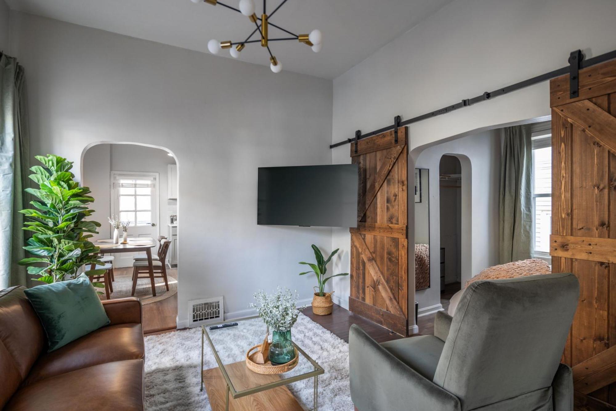 Апартаменты Mid-Century Modern Retreat In Little Italy Кливленд Экстерьер фото