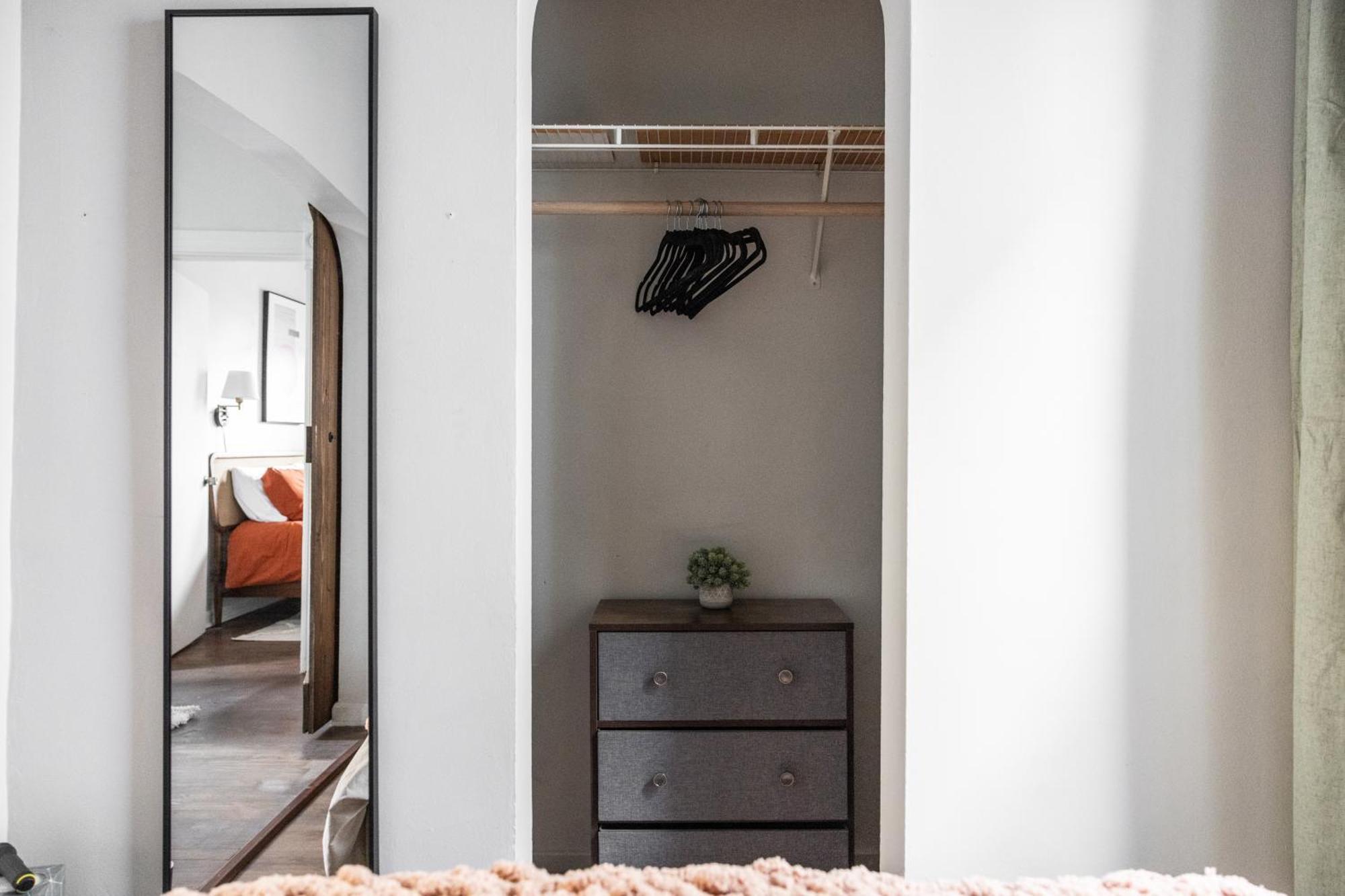 Апартаменты Mid-Century Modern Retreat In Little Italy Кливленд Экстерьер фото