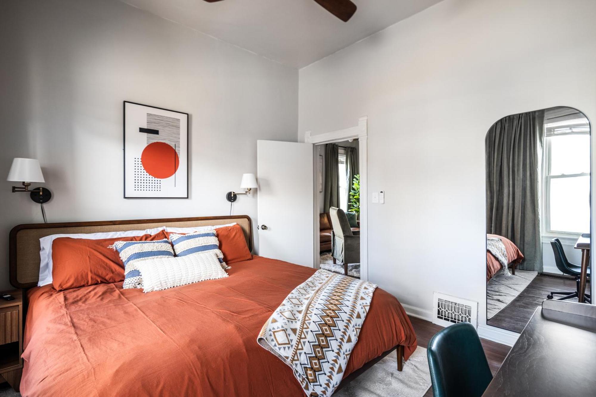 Апартаменты Mid-Century Modern Retreat In Little Italy Кливленд Экстерьер фото