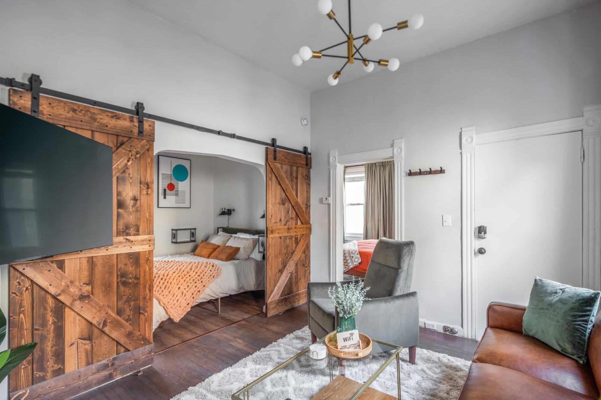 Апартаменты Mid-Century Modern Retreat In Little Italy Кливленд Экстерьер фото